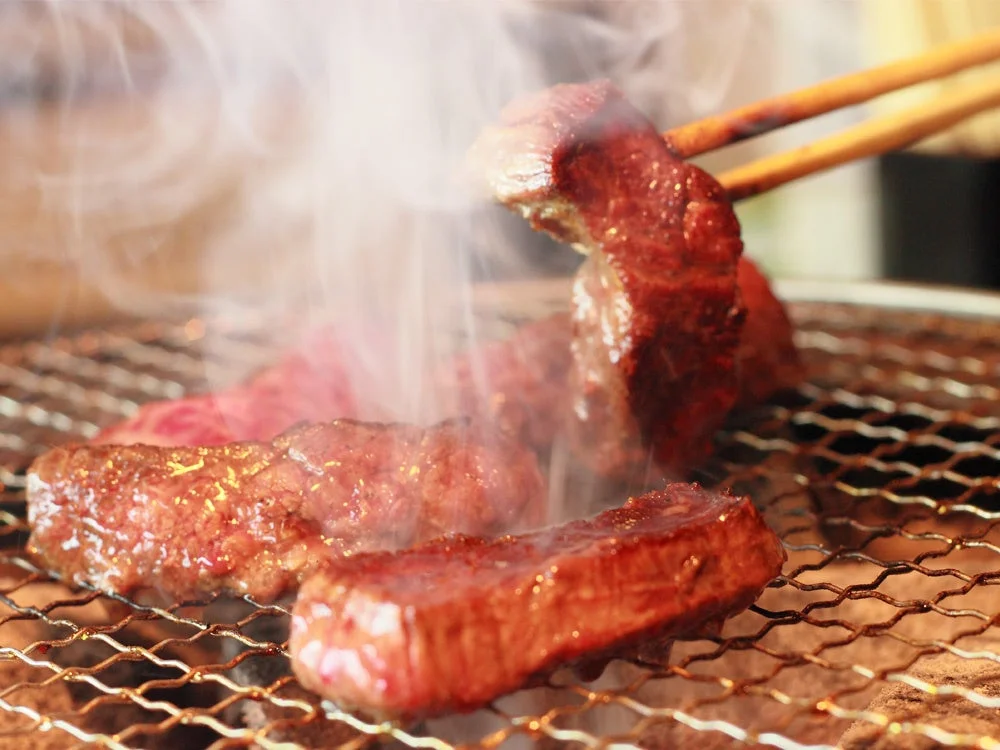 網で焼かれる肉
