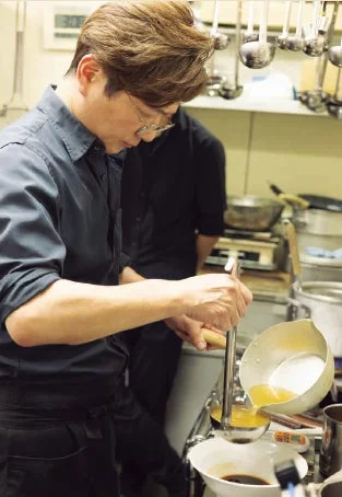 料理人が調理をしている様子