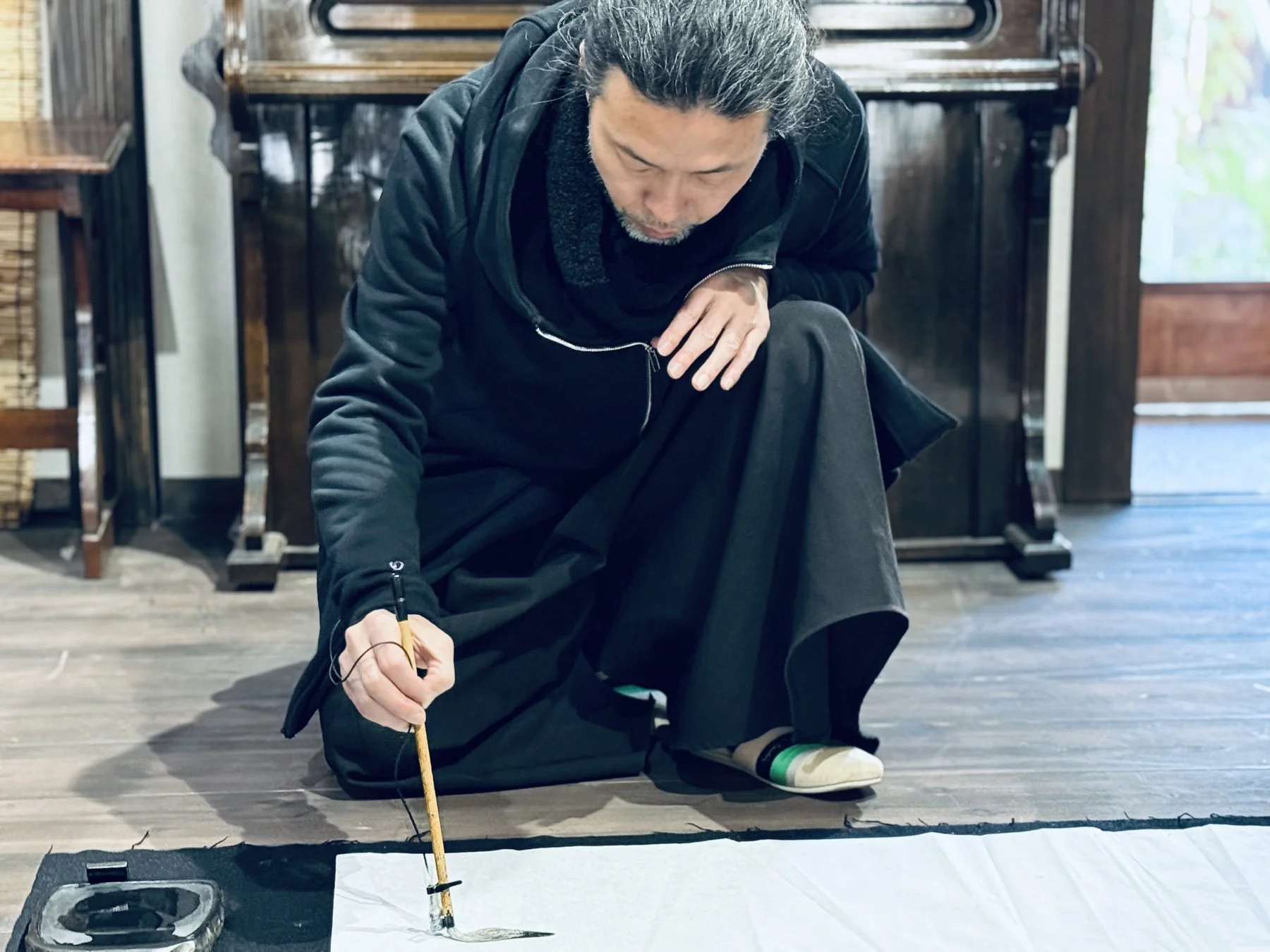 書道中の前田鎌利氏