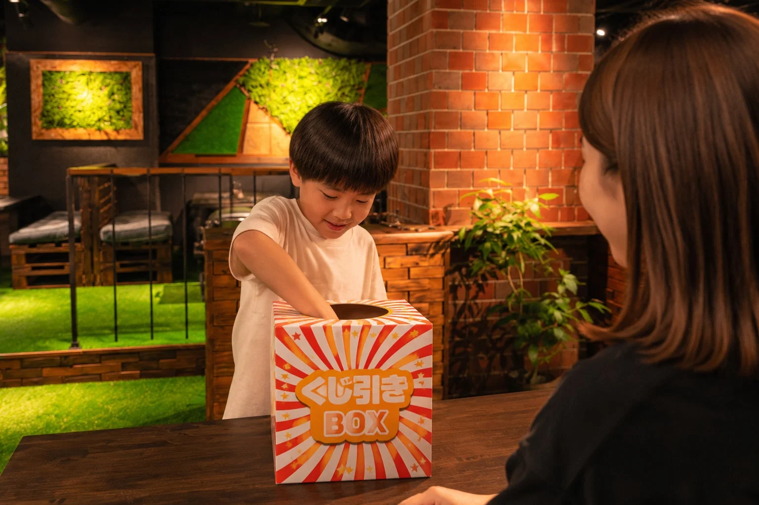 くじ引きを楽しむ子供