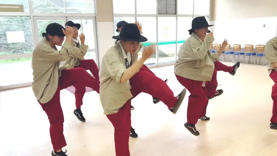 室内でダンスの練習をする若者たち