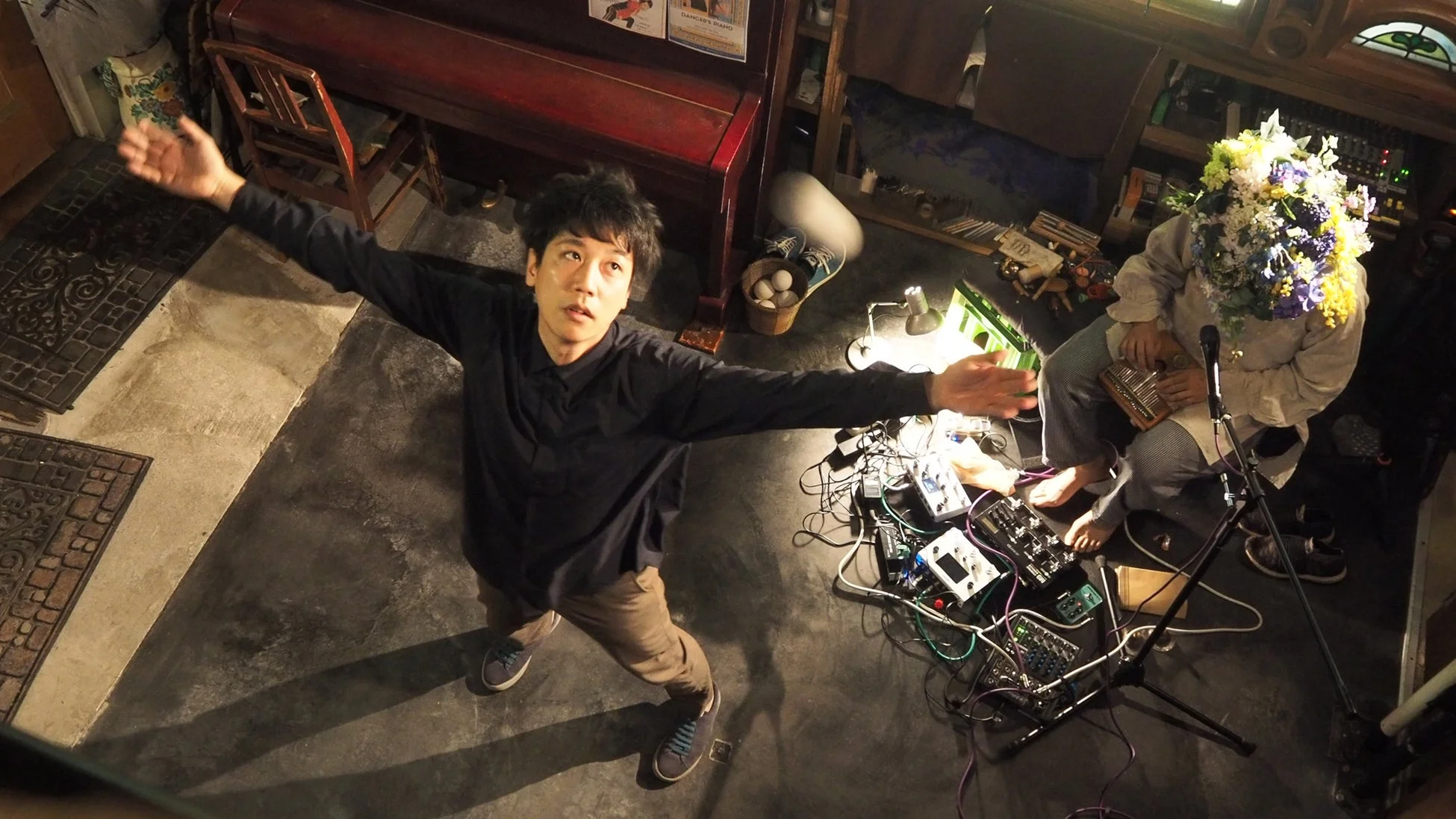 カリンバを弾く男性とパフォーマンスする男性