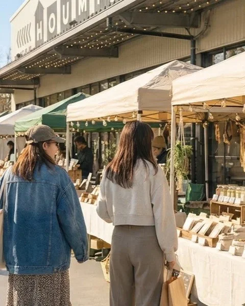 女性が屋外マーケットで買い物