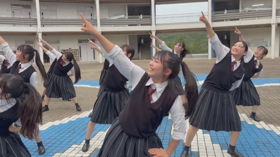 女子高生が制服姿で楽しそうにダンス
