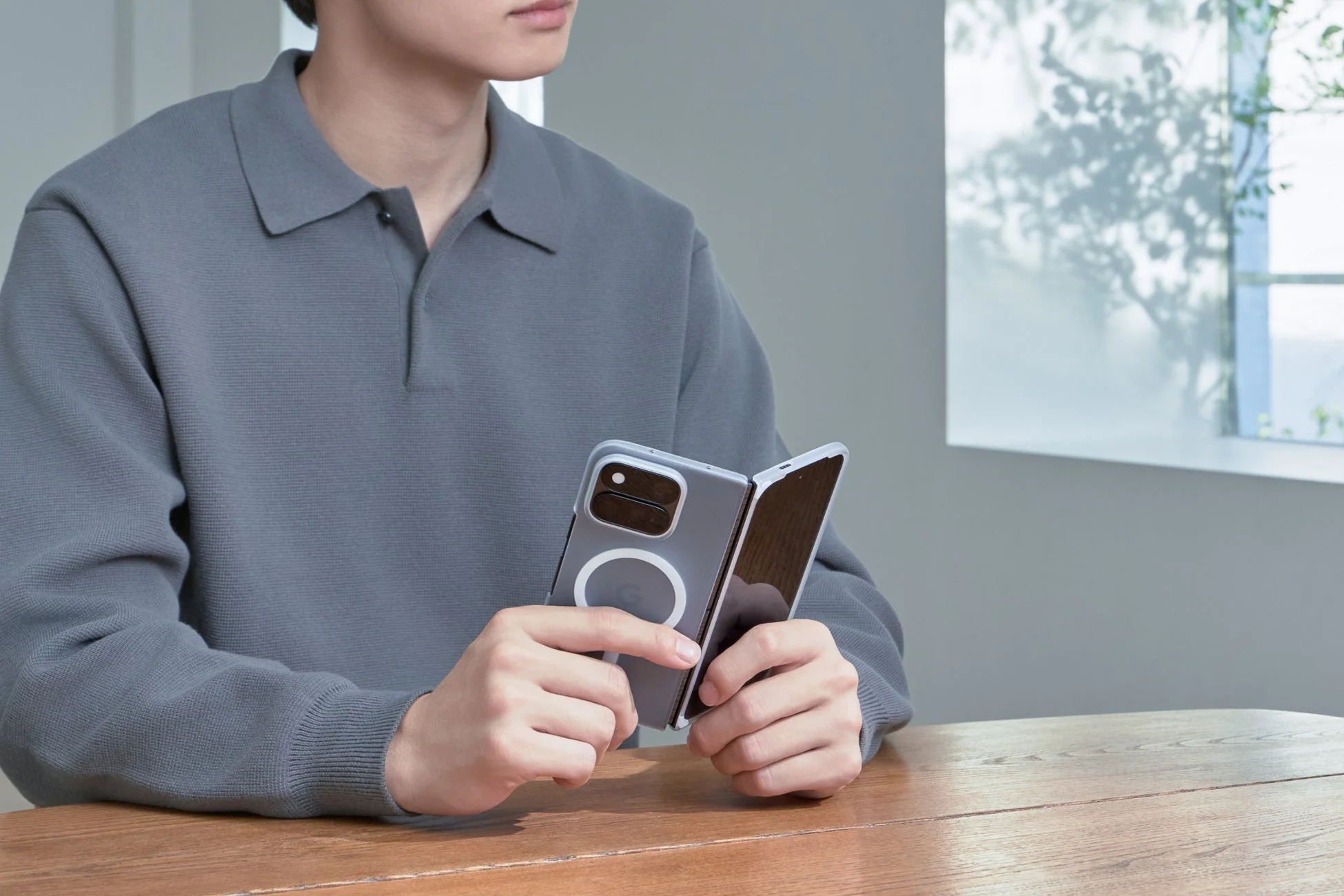 MagSafe対応のクリアケースを装着した折りたたみスマートフォン