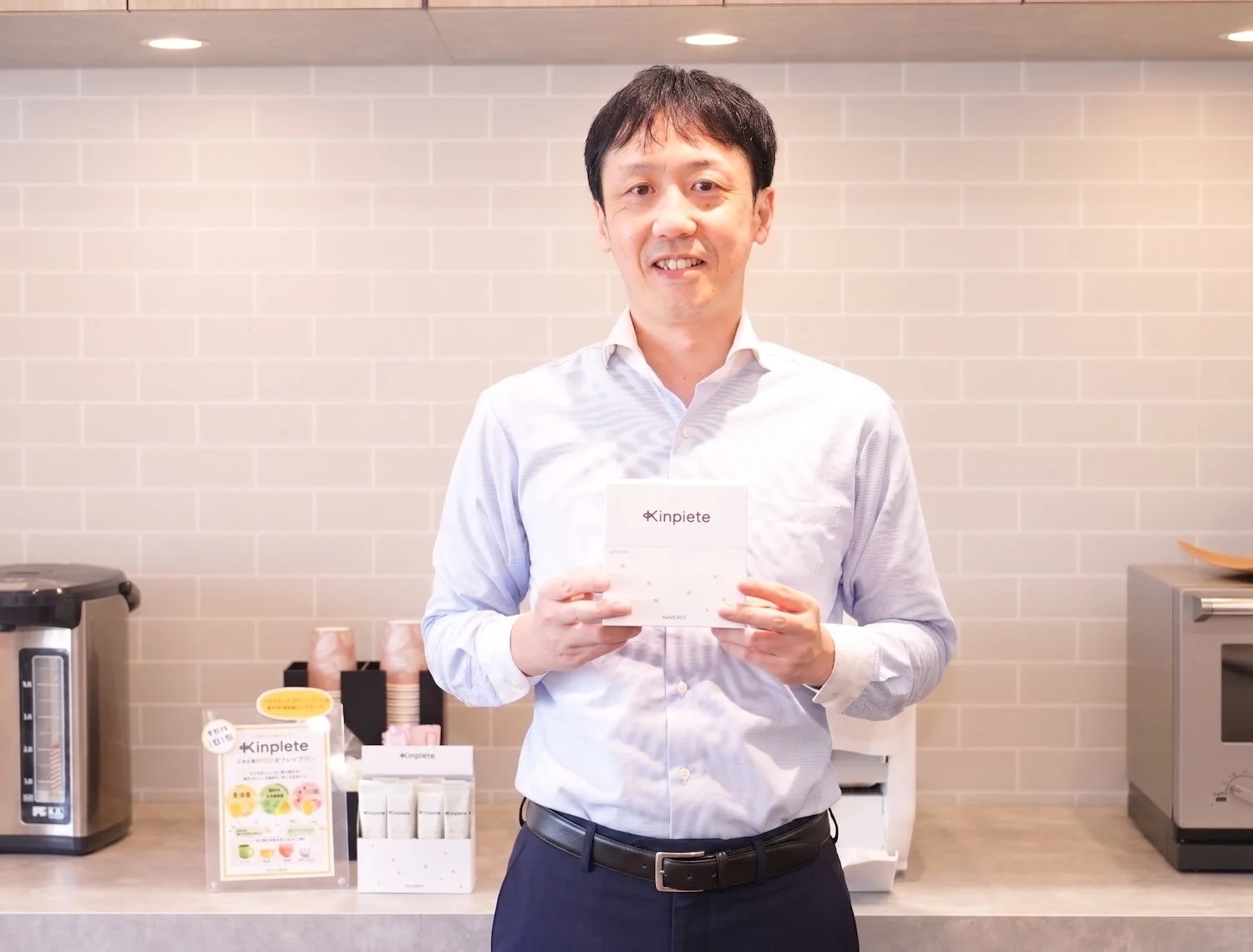 Kinpieteを手に持つ男性