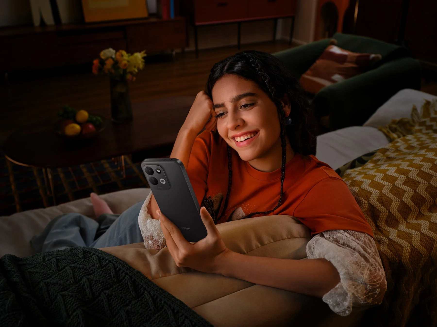 スマートフォンを操作して笑顔の女性