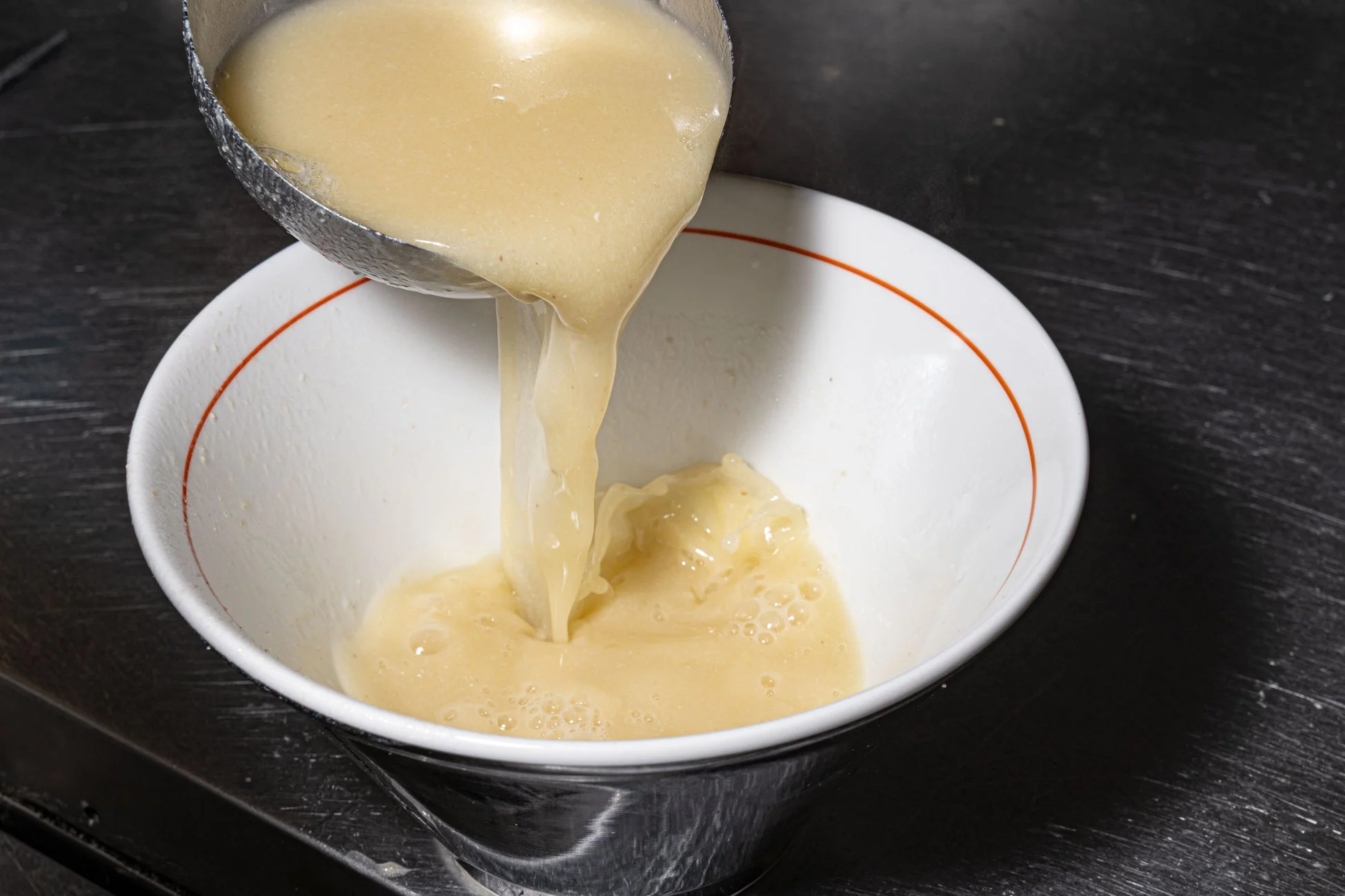 スープを注ぐ様子