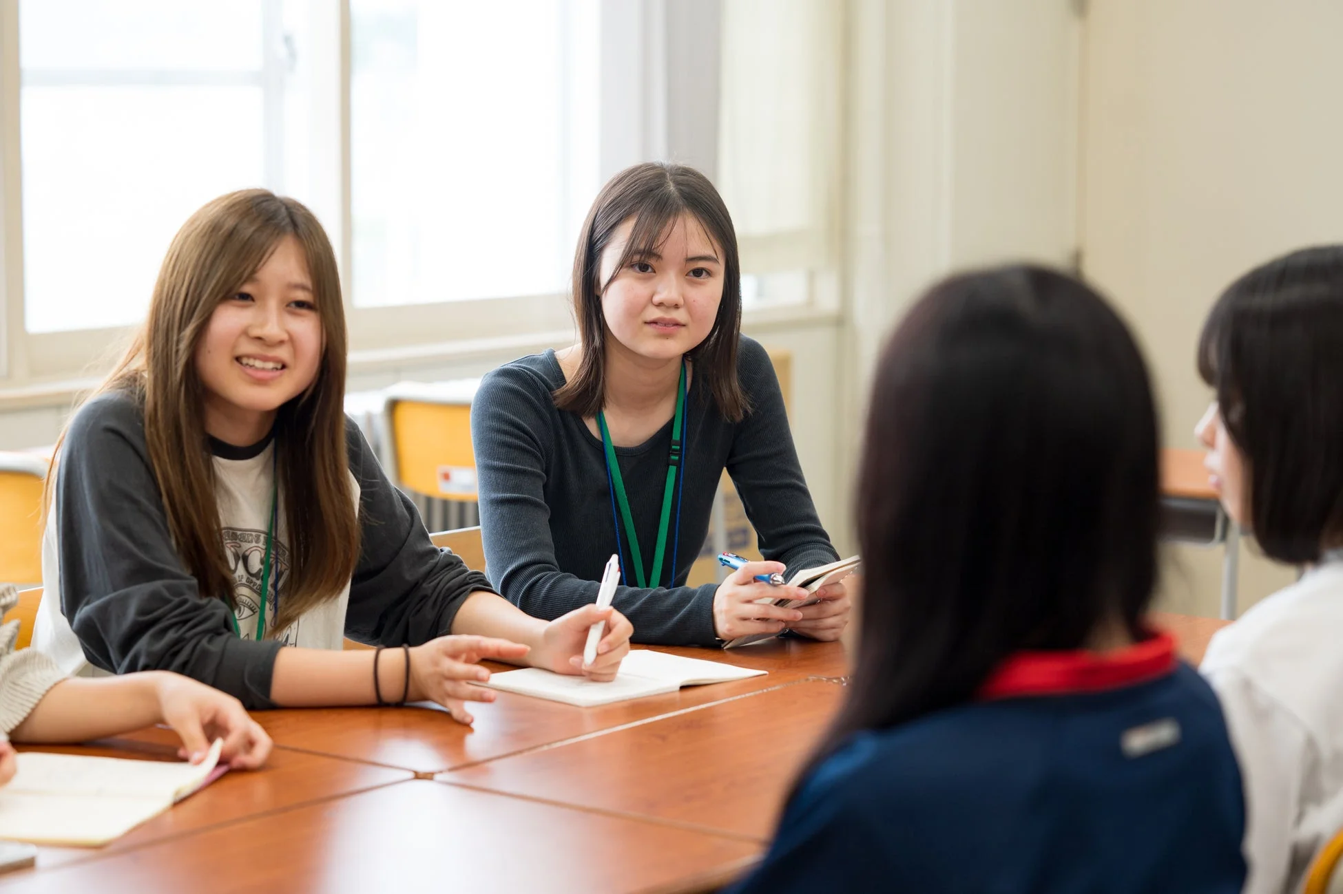学生が机を囲んで話し合う様子