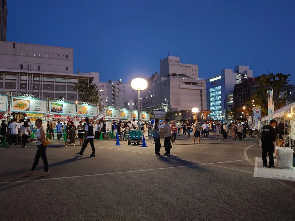 夜のイベント会場の様子