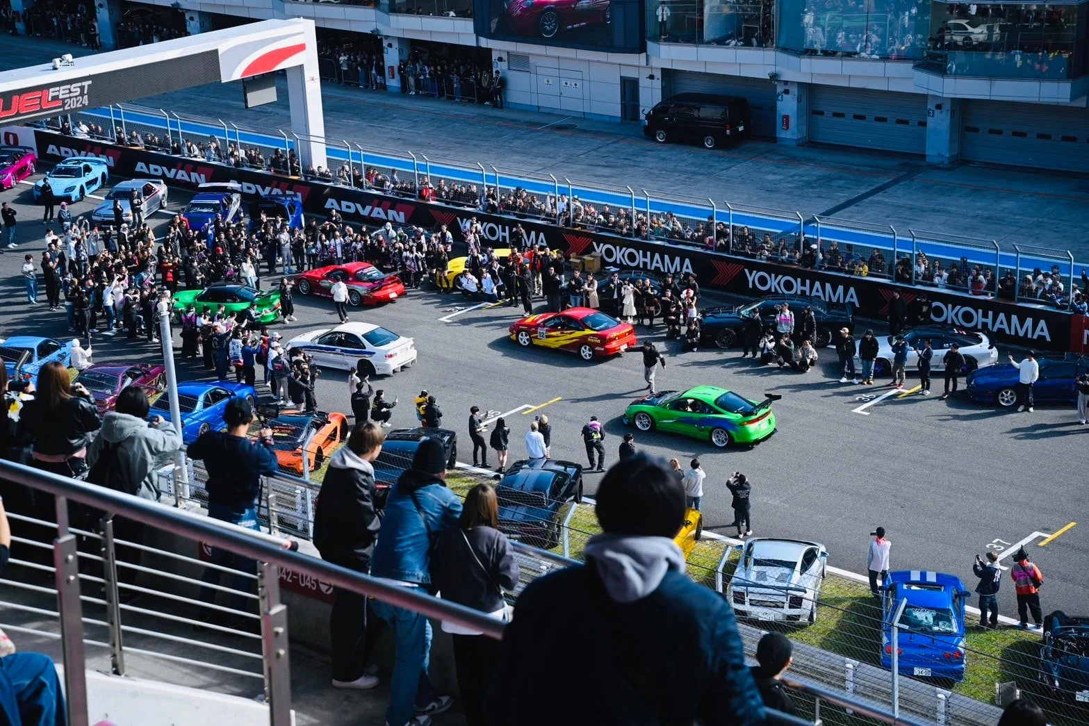 カーイベント、モータースポーツ、サーキット、カスタムカー、観客