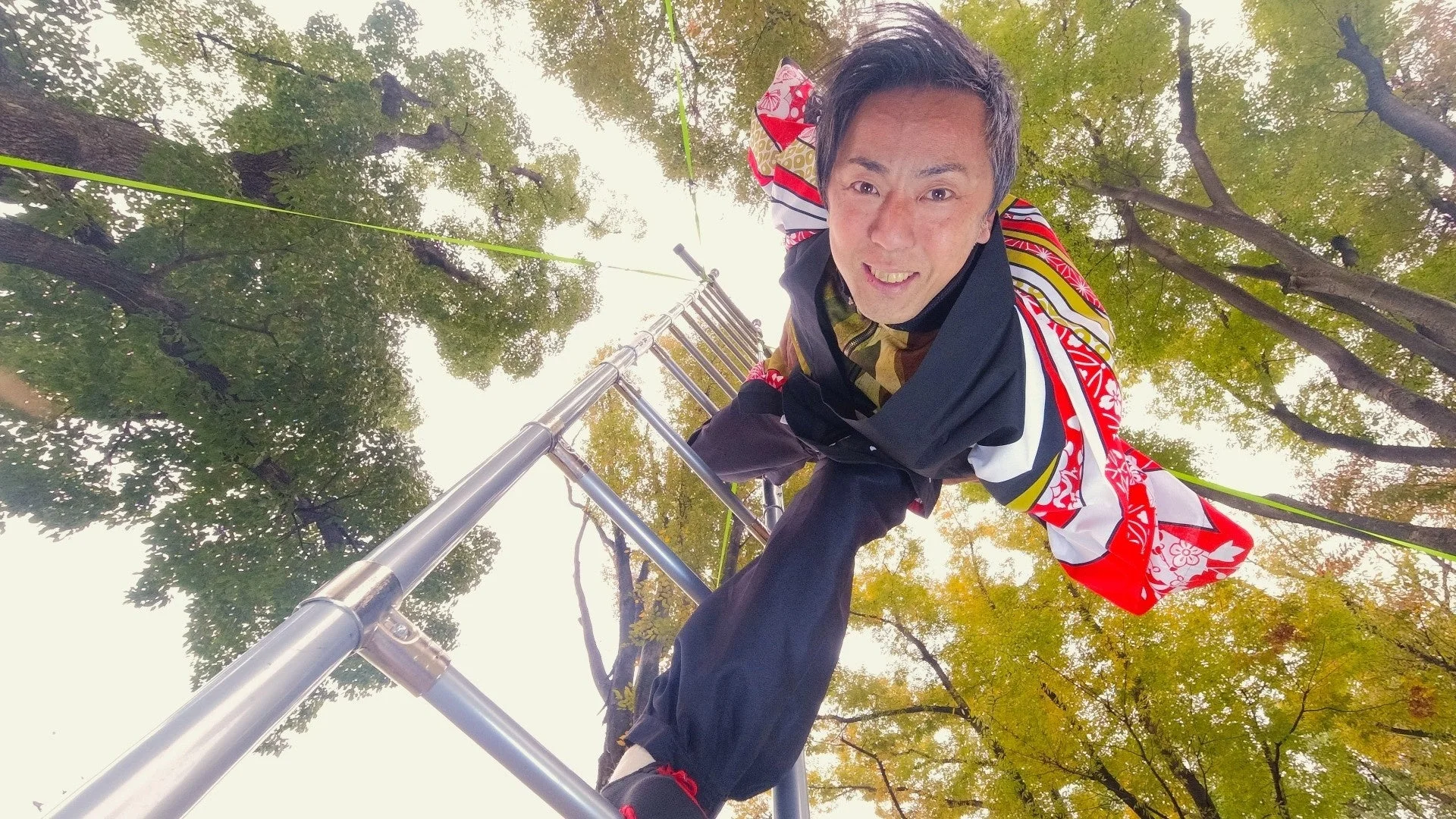 笑顔で逆さまにぶら下がる男性
