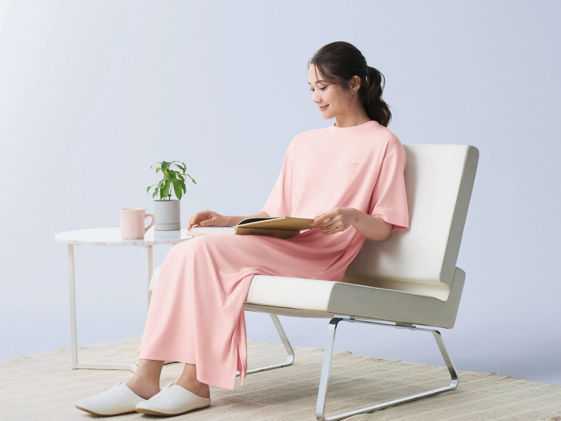 本を読む女性