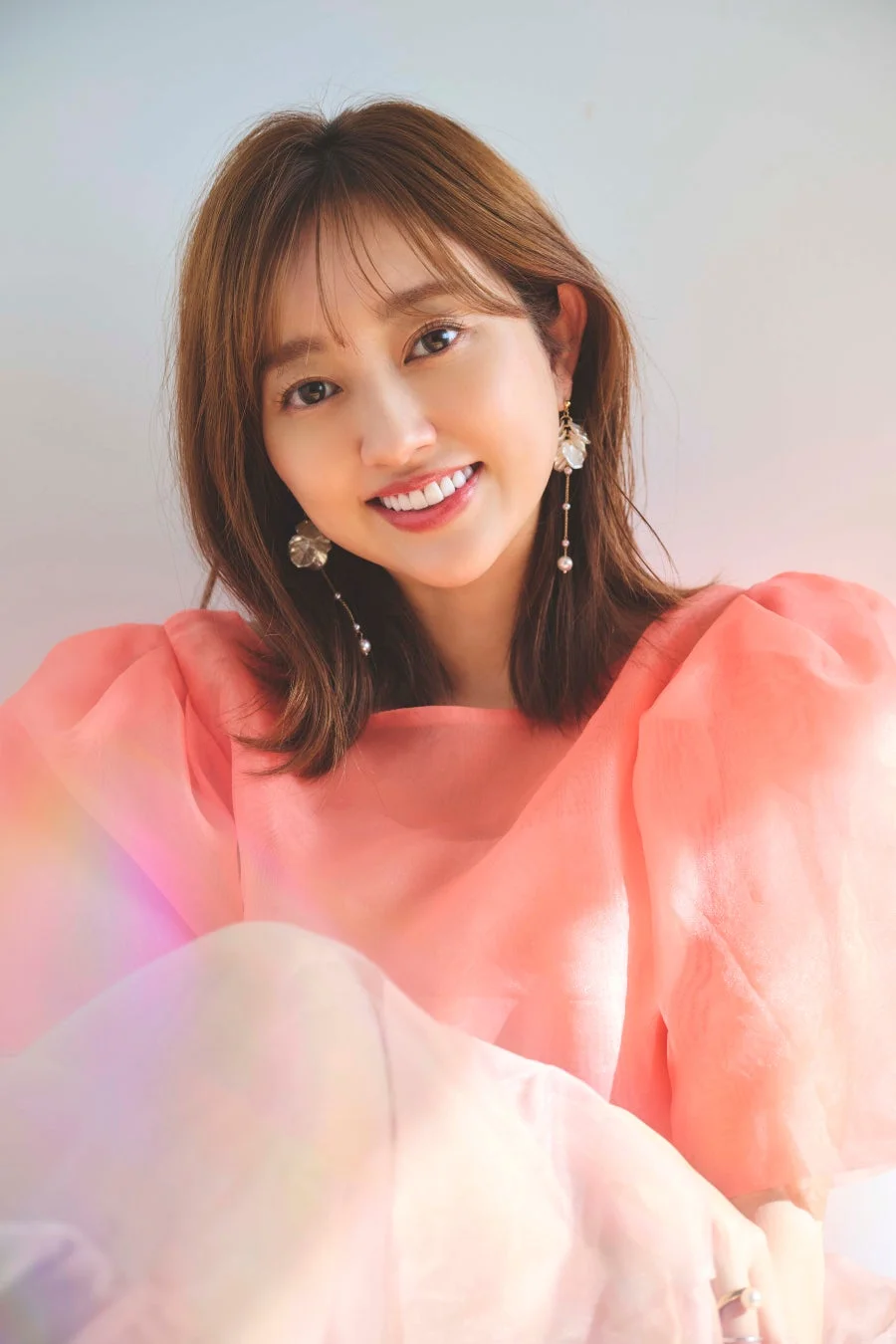 笑顔の菊地亜美さんのポートレート