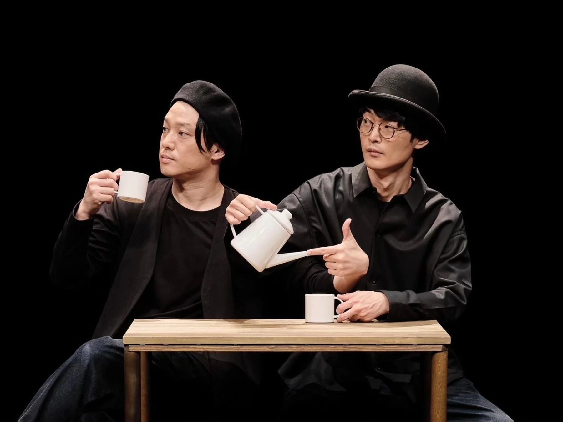 コーヒーカップとやかんを使ったコミカルなパフォーマンス