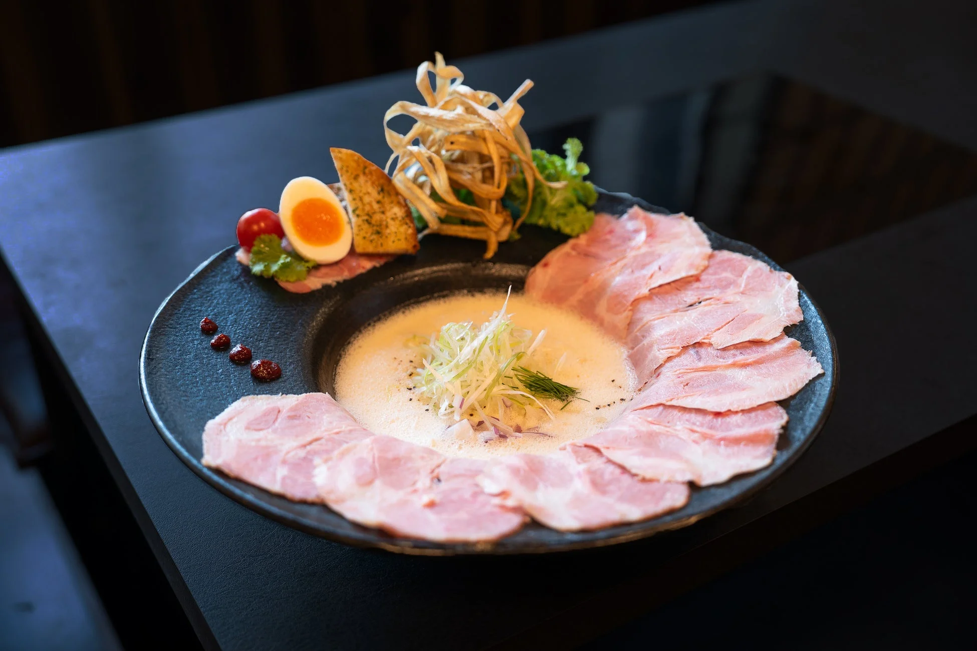 薄切りチャーシューとクリーミーなスープ