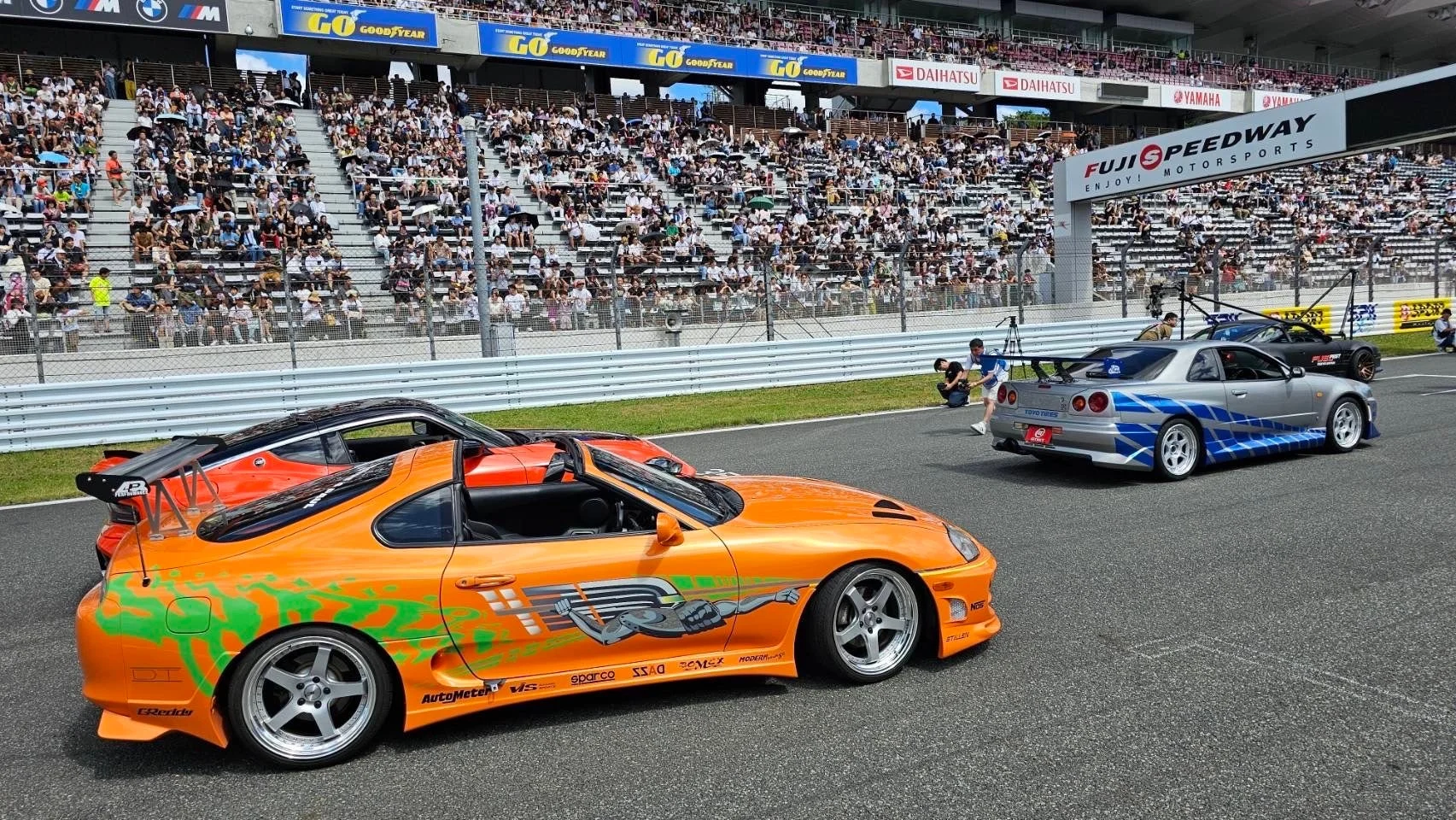スポーツカー、カスタムカー、トヨタスープラ、日産スカイラインGT-R、富士スピードウェイ、モータースポーツ、イベント、観客