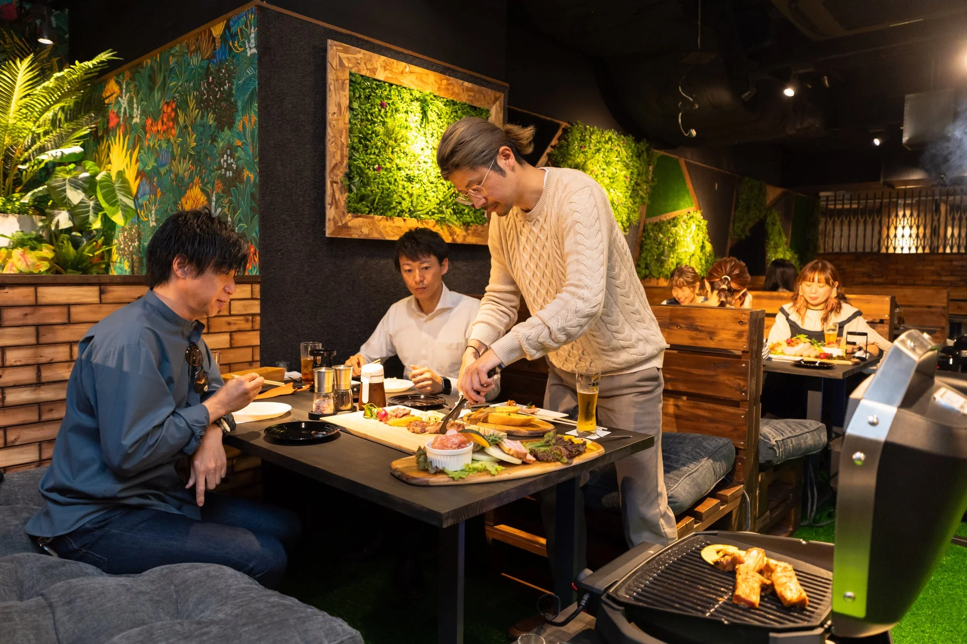 友人たちとBBQを楽しむ様子