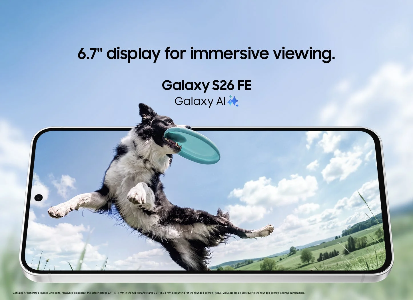 フリスビーをキャッチする犬の画像が映し出されたGalaxy S26 FE