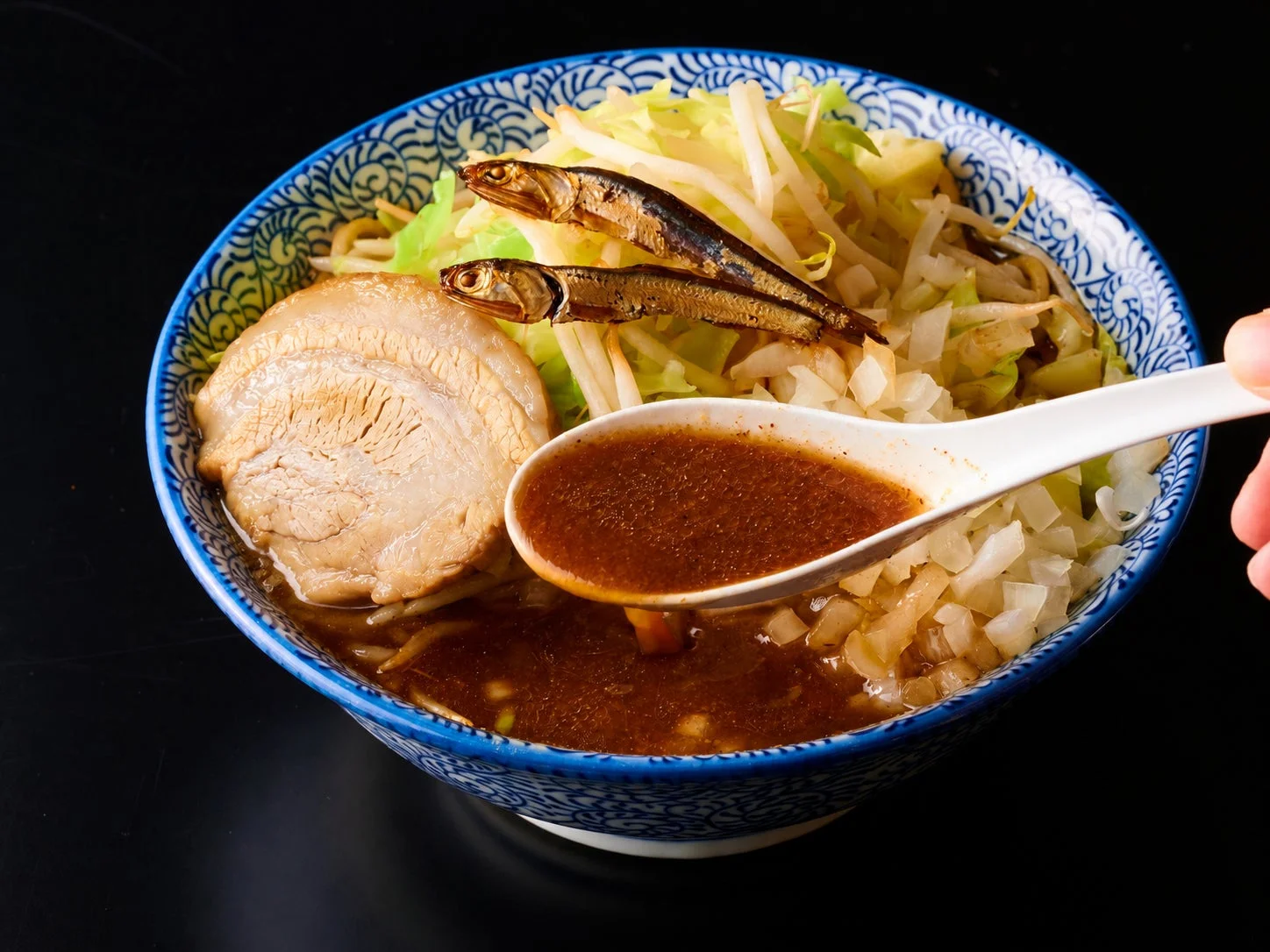 レンゲでスープを掬うニボ田田