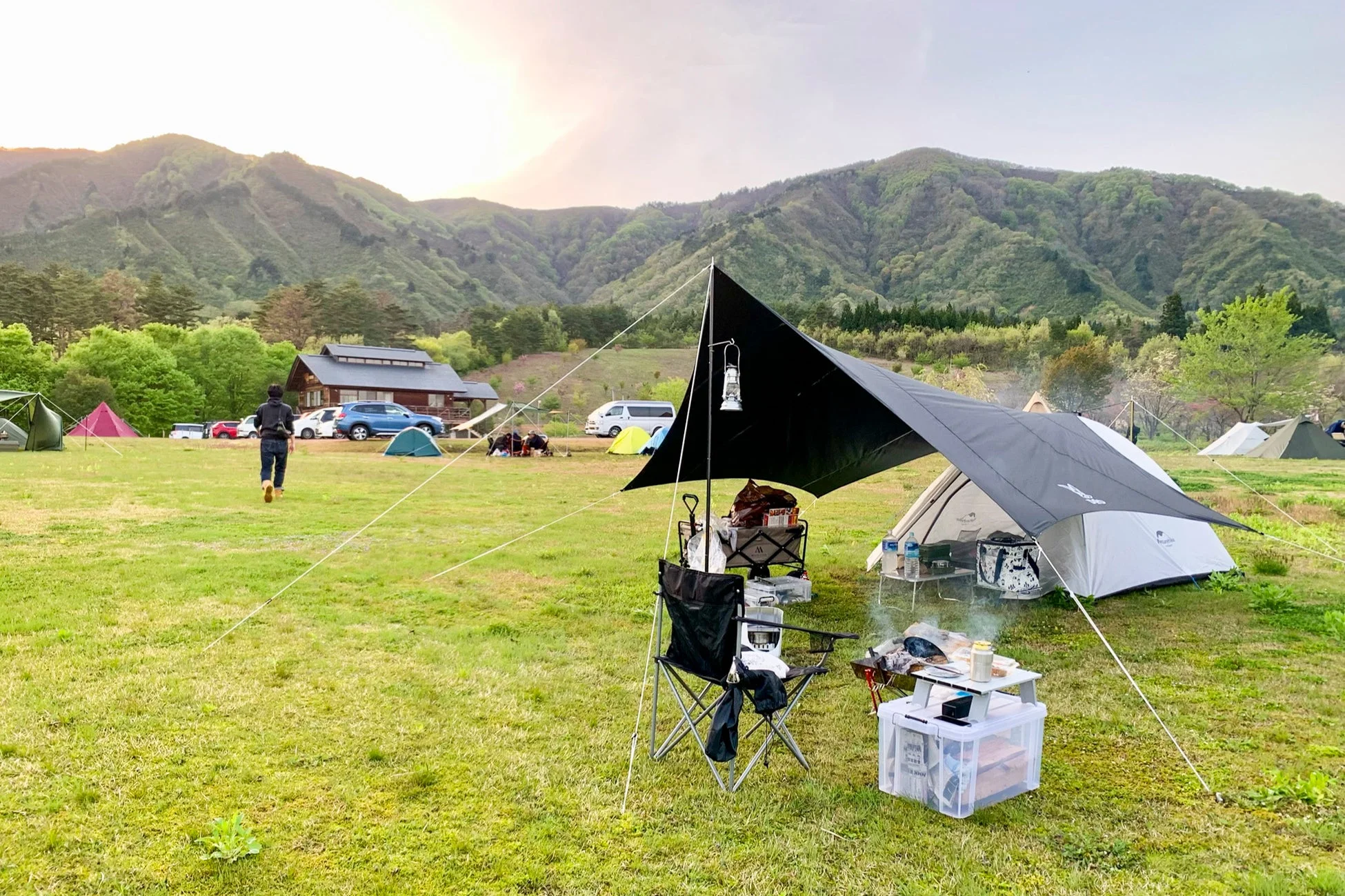 夕暮れ時のキャンプ場