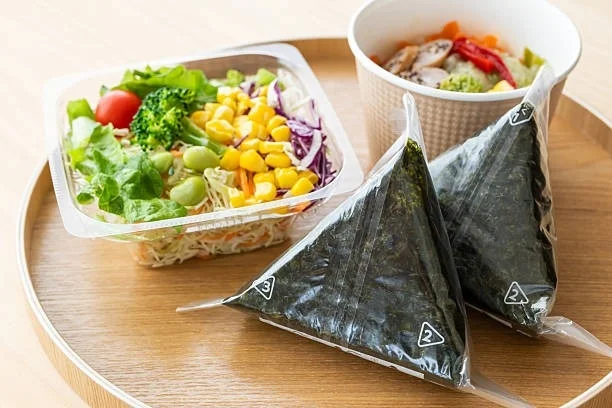 お弁当、ランチ、サラダ、おにぎり、スープ、テイクアウト、ヘルシーな食事が写っています。