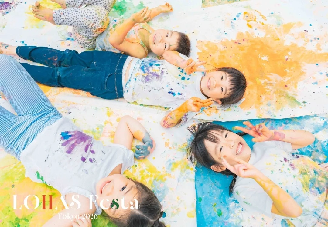 子供たちが絵の具で遊ぶ様子