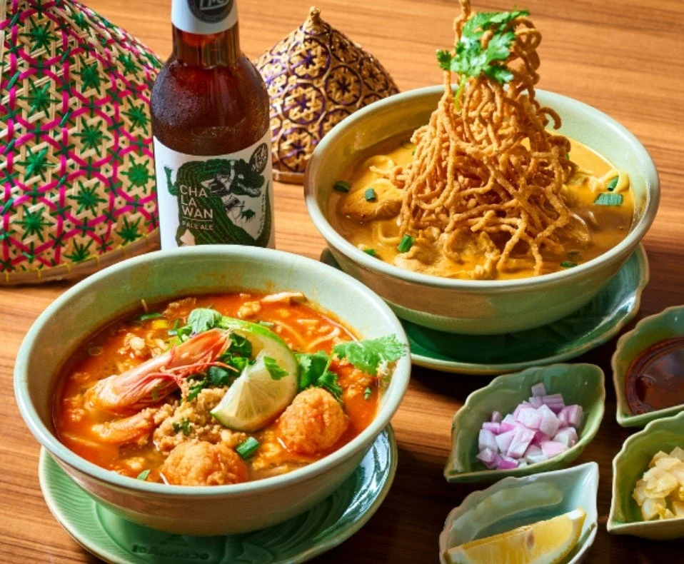 エビ入りトムヤムクン風麺と、揚げ麺が特徴のカオソーイという2種類の麺料理