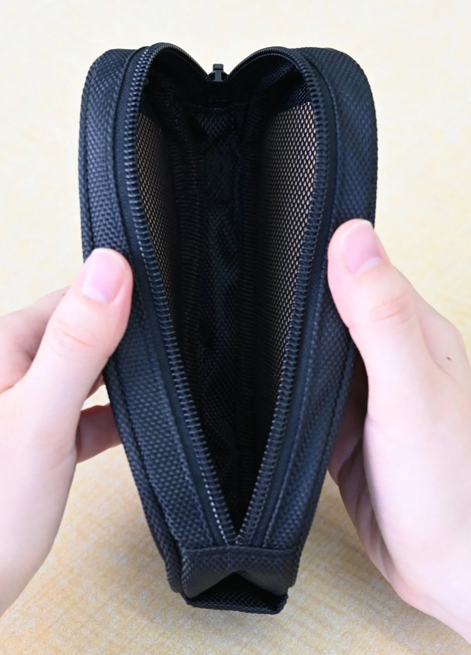 ポーチを開いた内部の様子