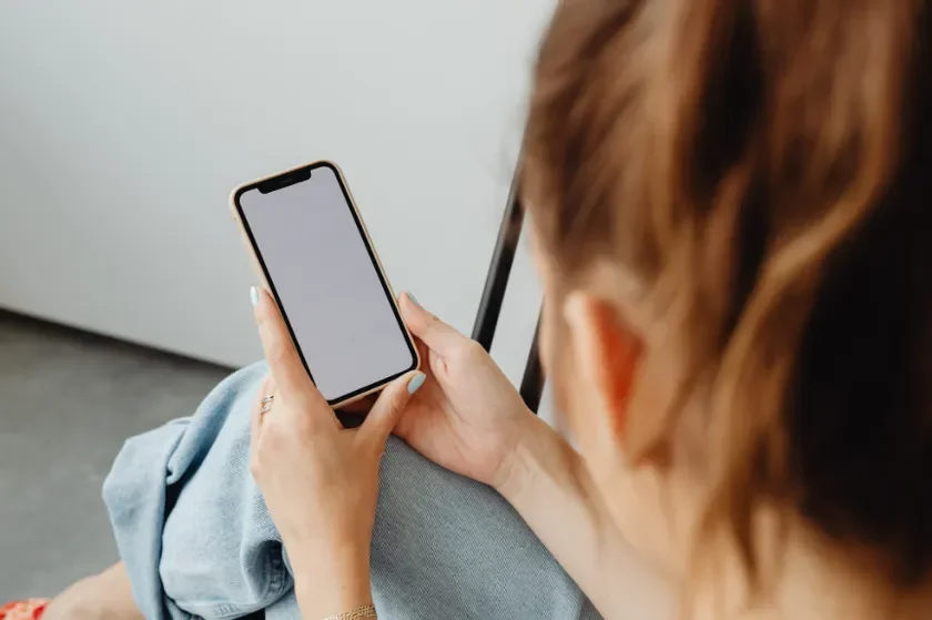 スマートフォンを操作する女性