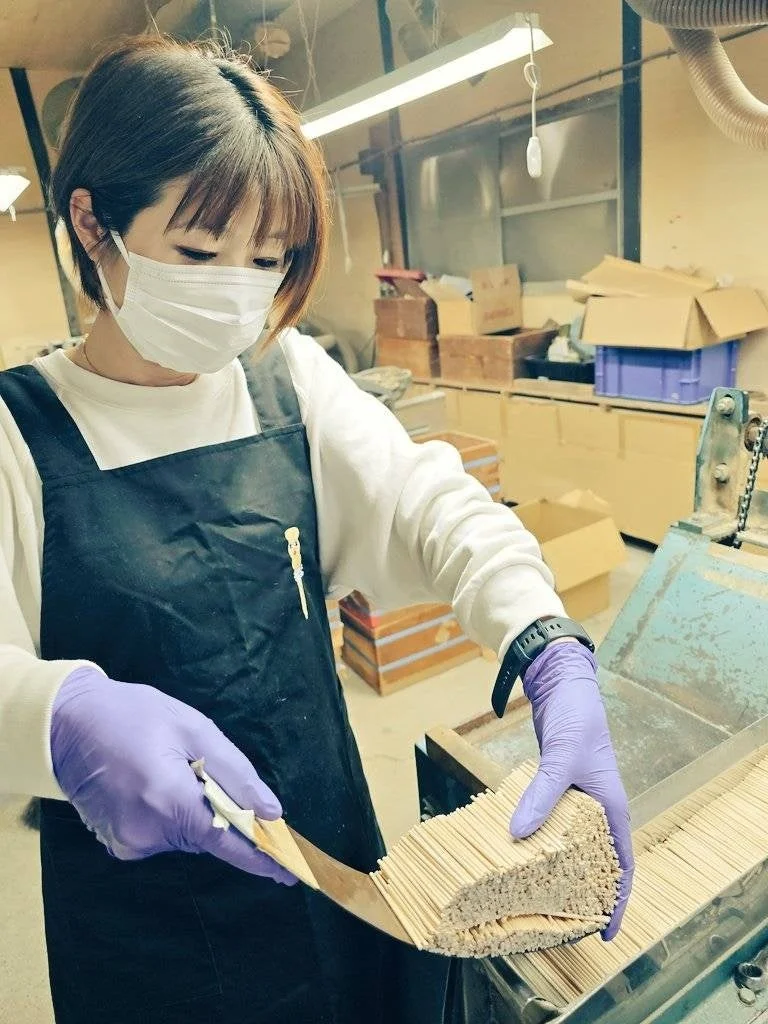 女性が木材を扱う