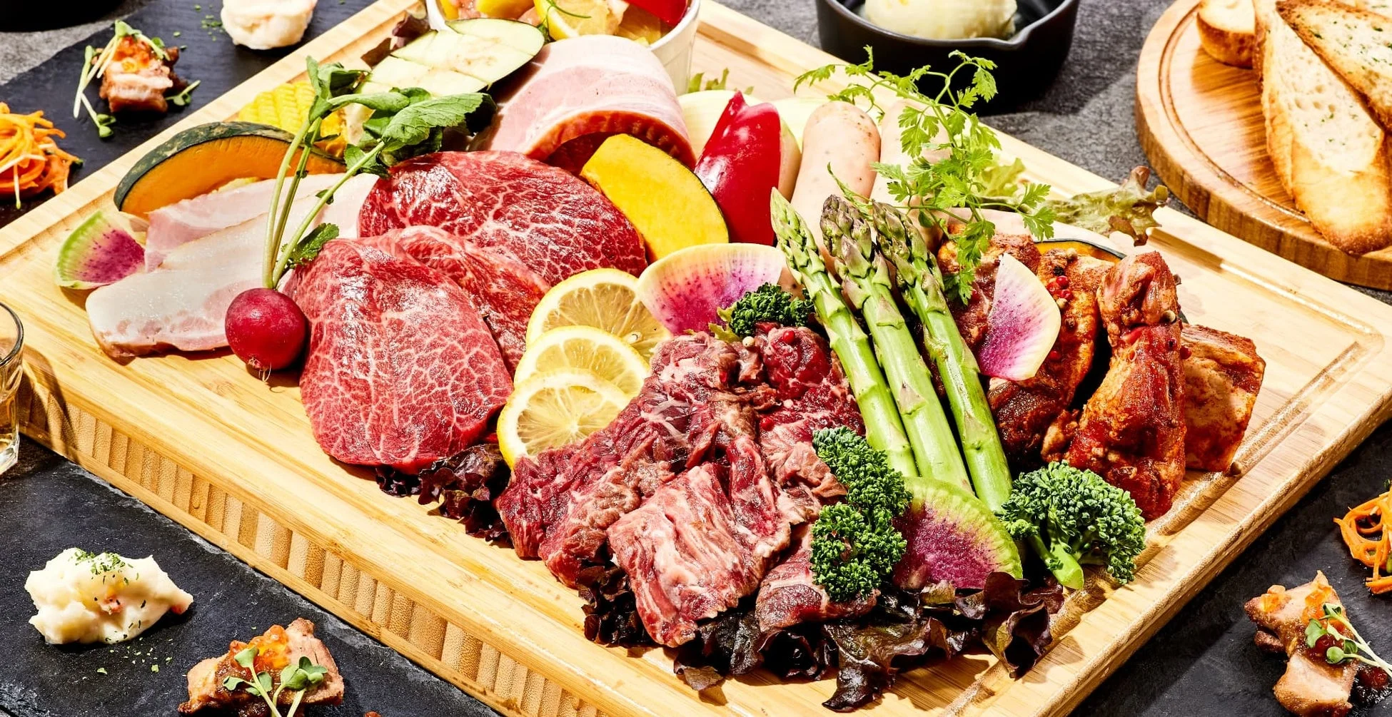豪華な肉と野菜の盛り合わせ