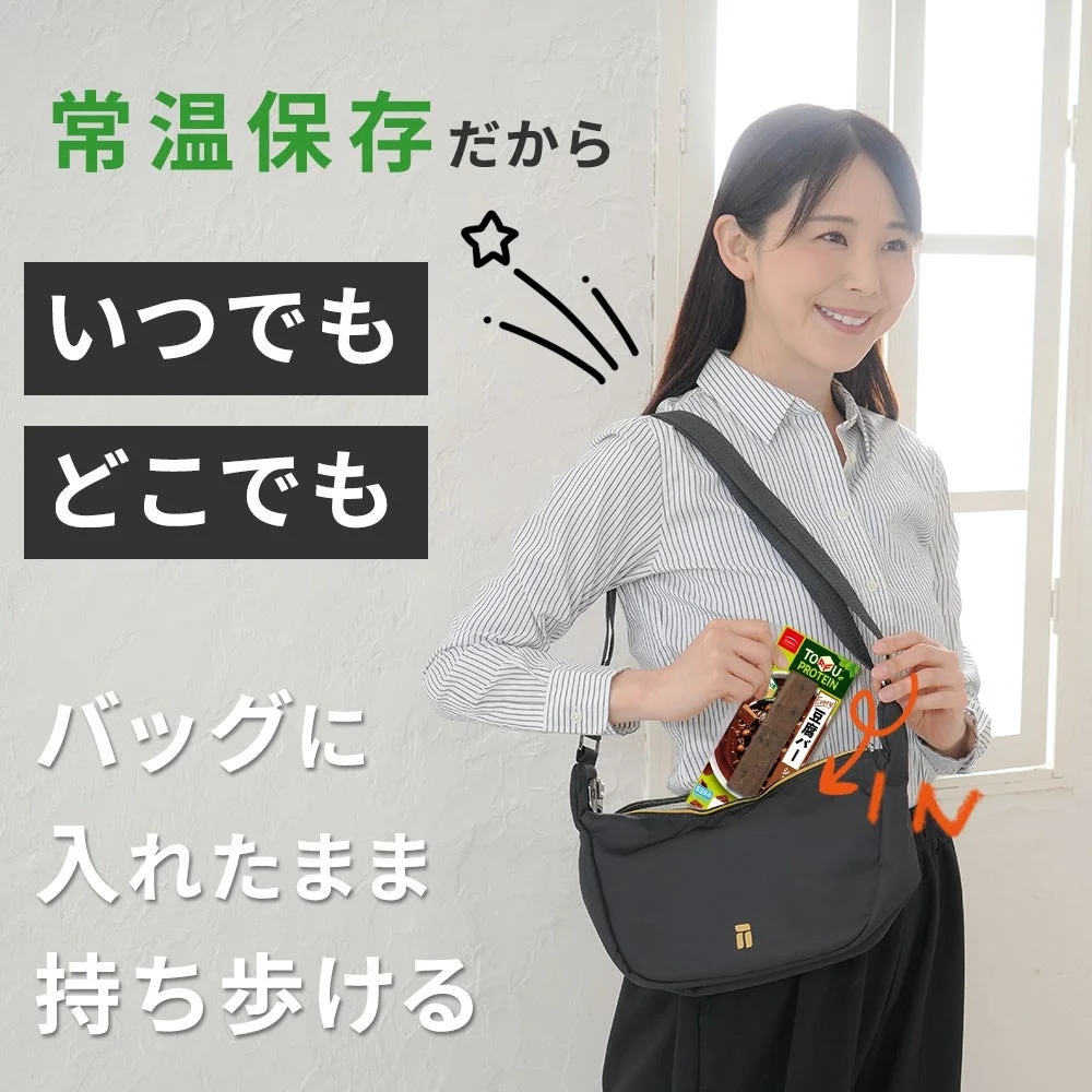 バッグに入れる女性