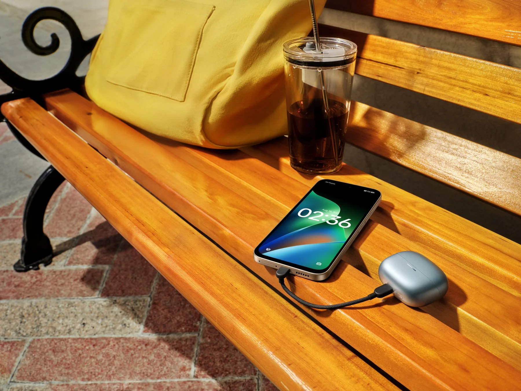 充電中のスマートフォンとワイヤレスイヤホン