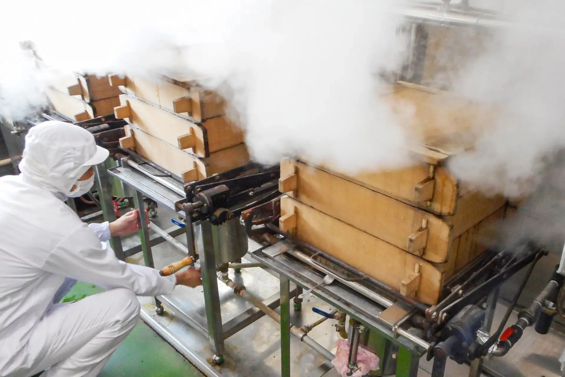 蒸し器で作業する様子
