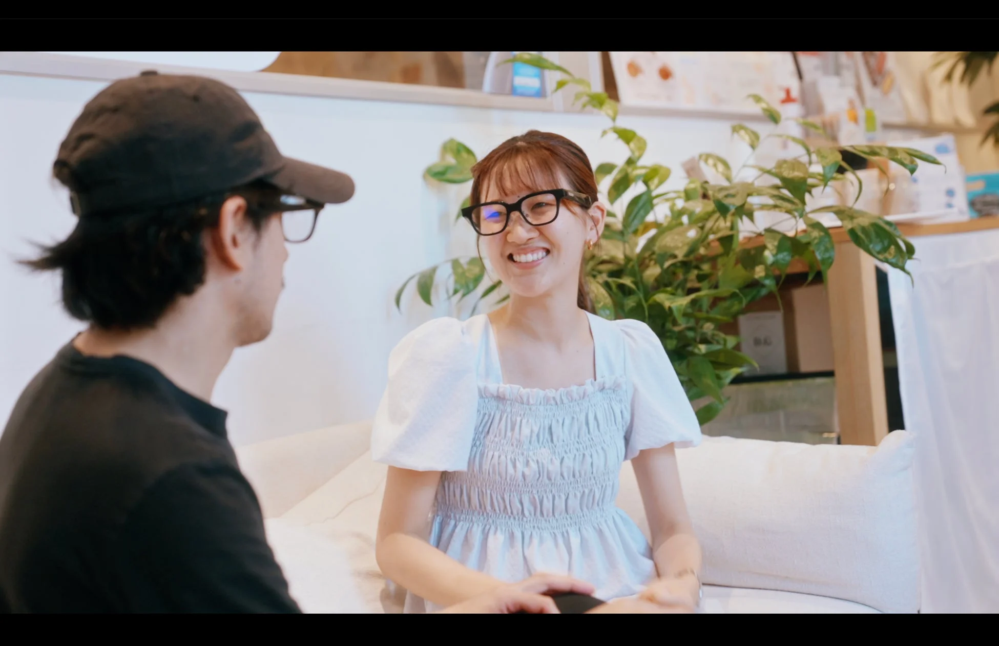 カフェで会話を楽しむ様子