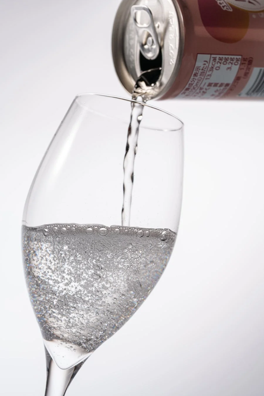 グラスに注がれた炭酸水
