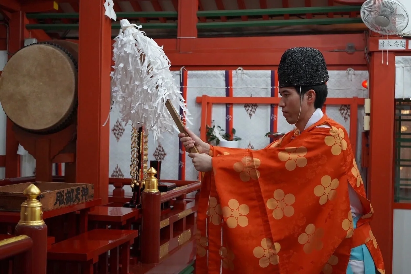 神主が神事を行う様子