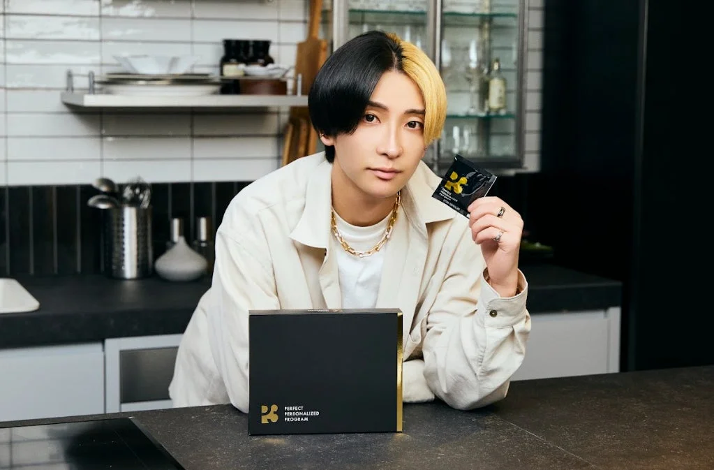 P3サプリのパッケージを持つ男性