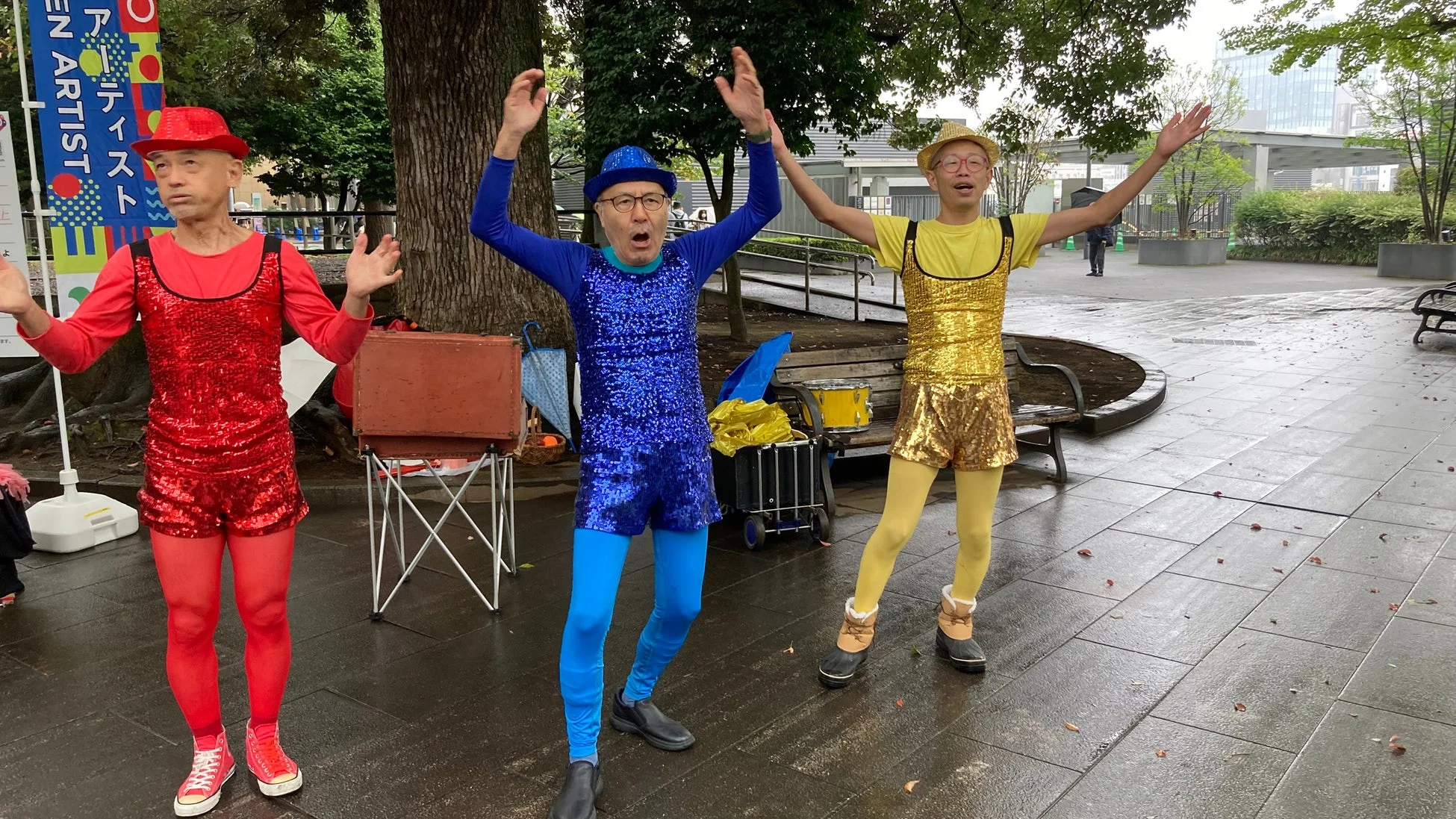 きらびやかな衣装の3人組男性パフォーマー