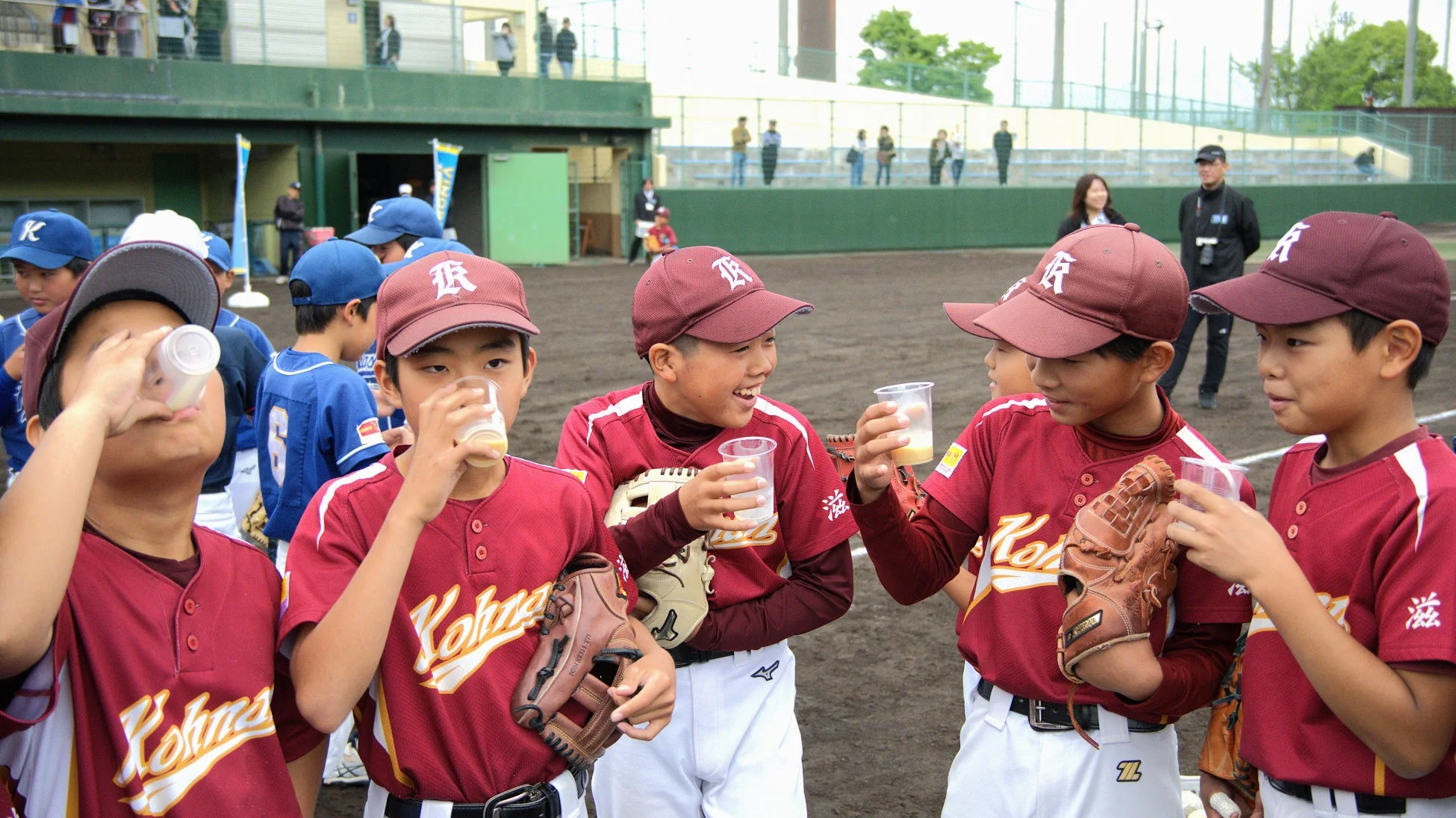 少年野球の子供たちが飲み物を飲んでいる様子