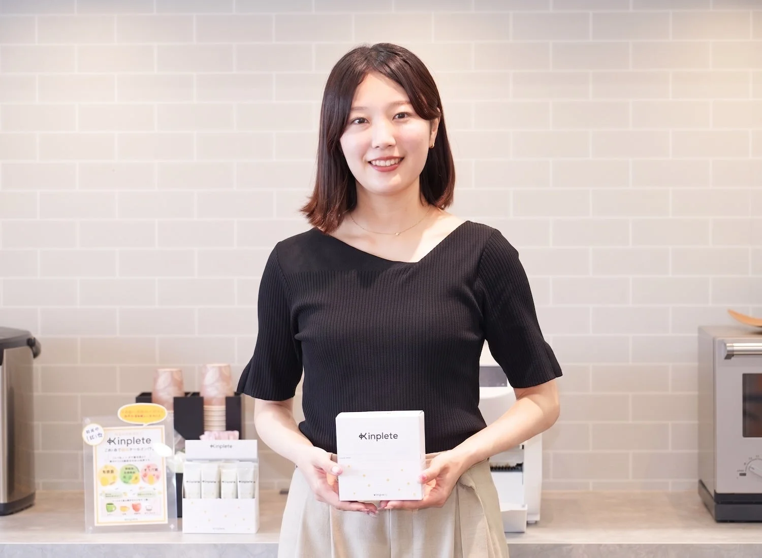 Kinpleteの製品を持つ女性