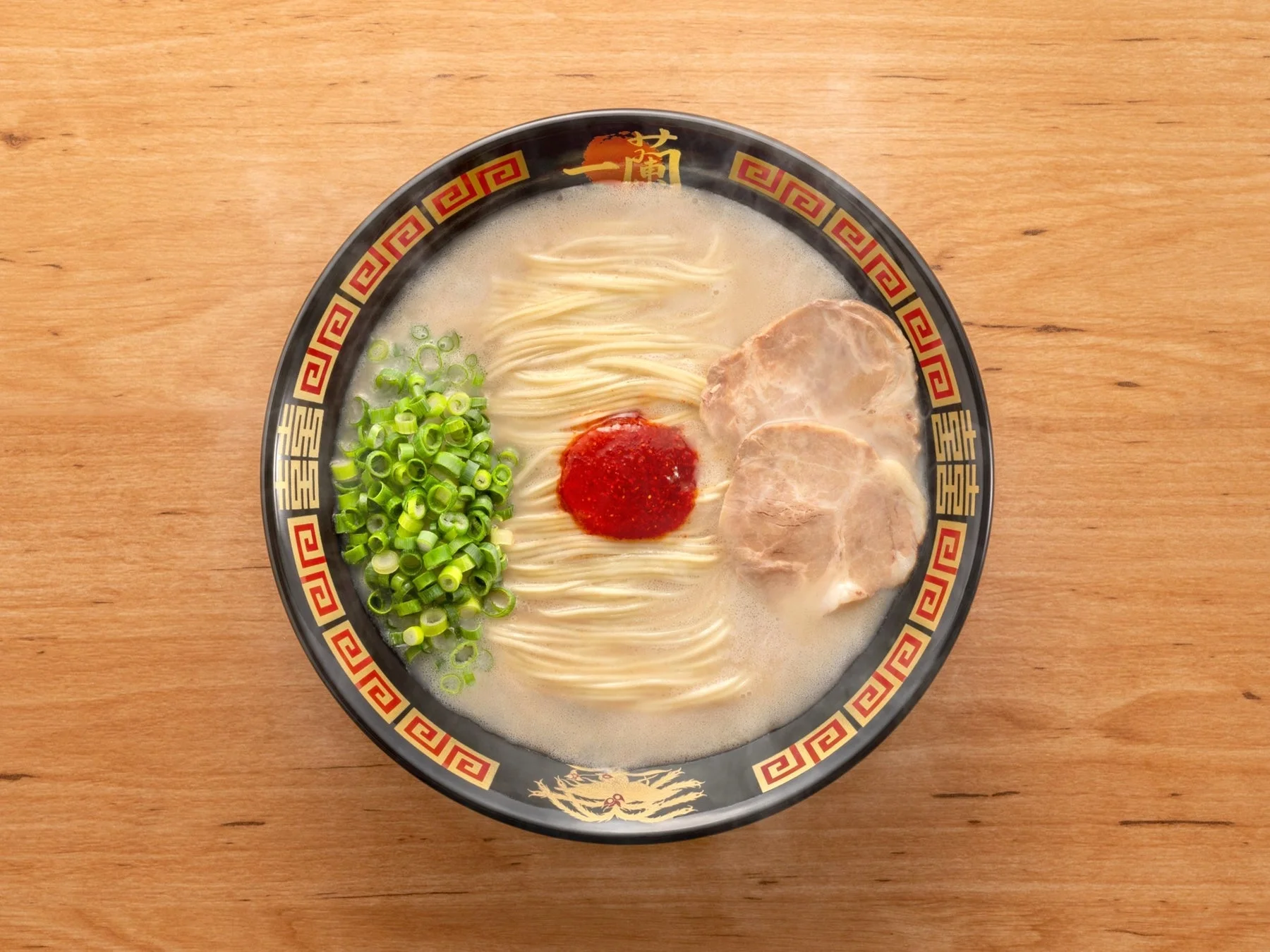 具材が豊富な一蘭の豚骨ラーメン