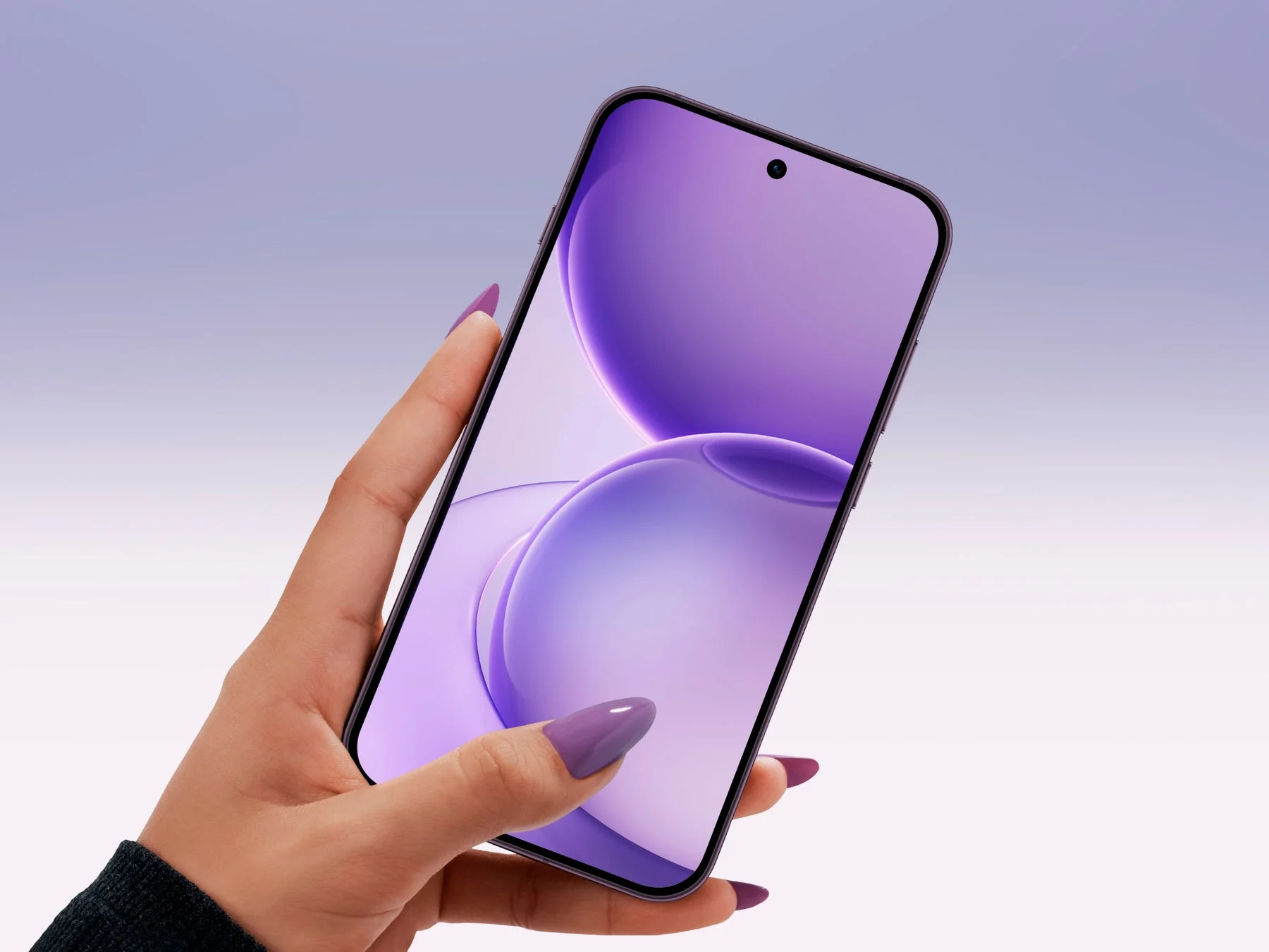 紫色のネイルを施した手が現代的なスマートフォンを持っている。スマートフォンの画面には紫色の抽象的な壁紙が表示されており、全体的に紫のトーンで統一された清潔感のあるデザインとなっている。