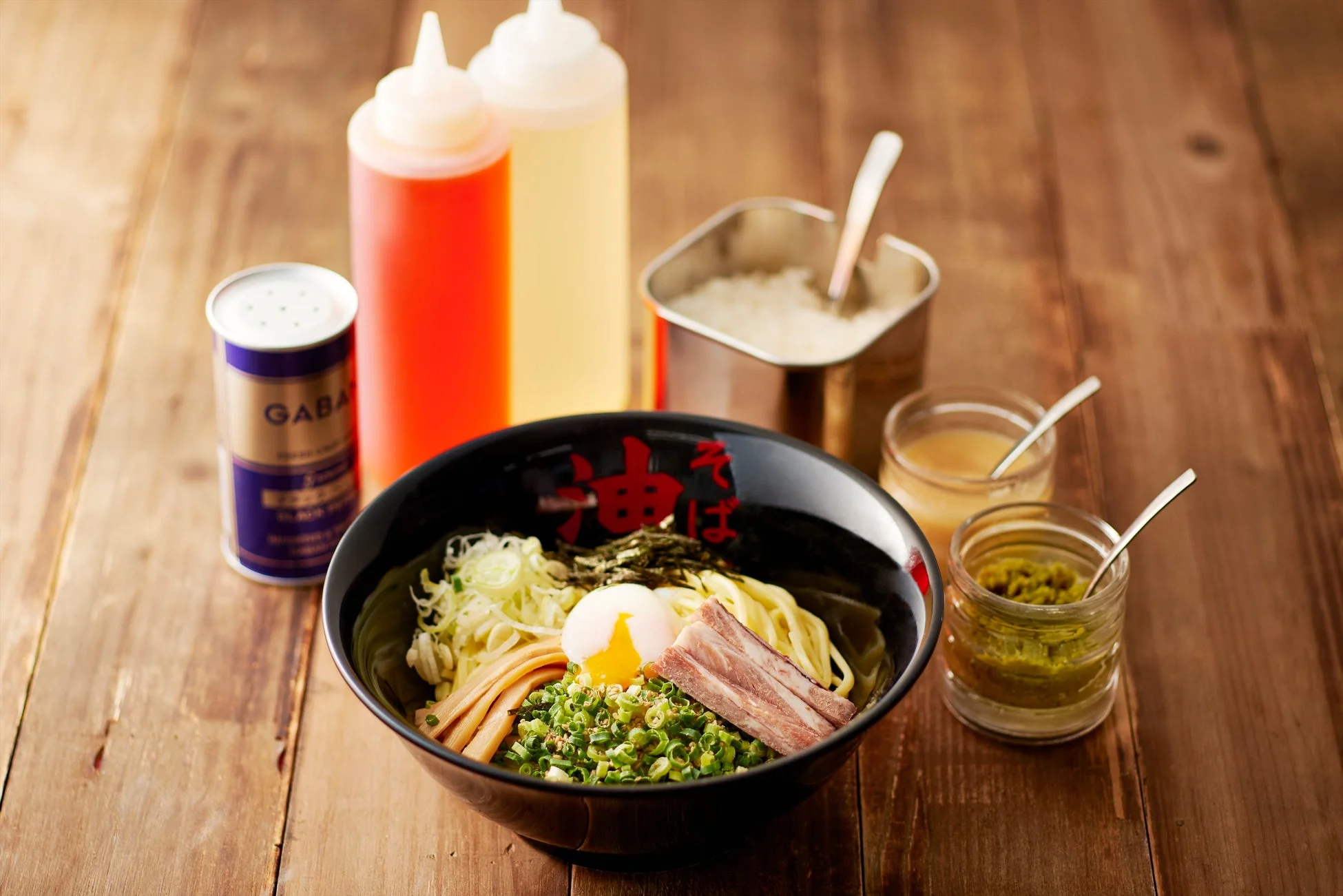 油そばとトッピング、調味料