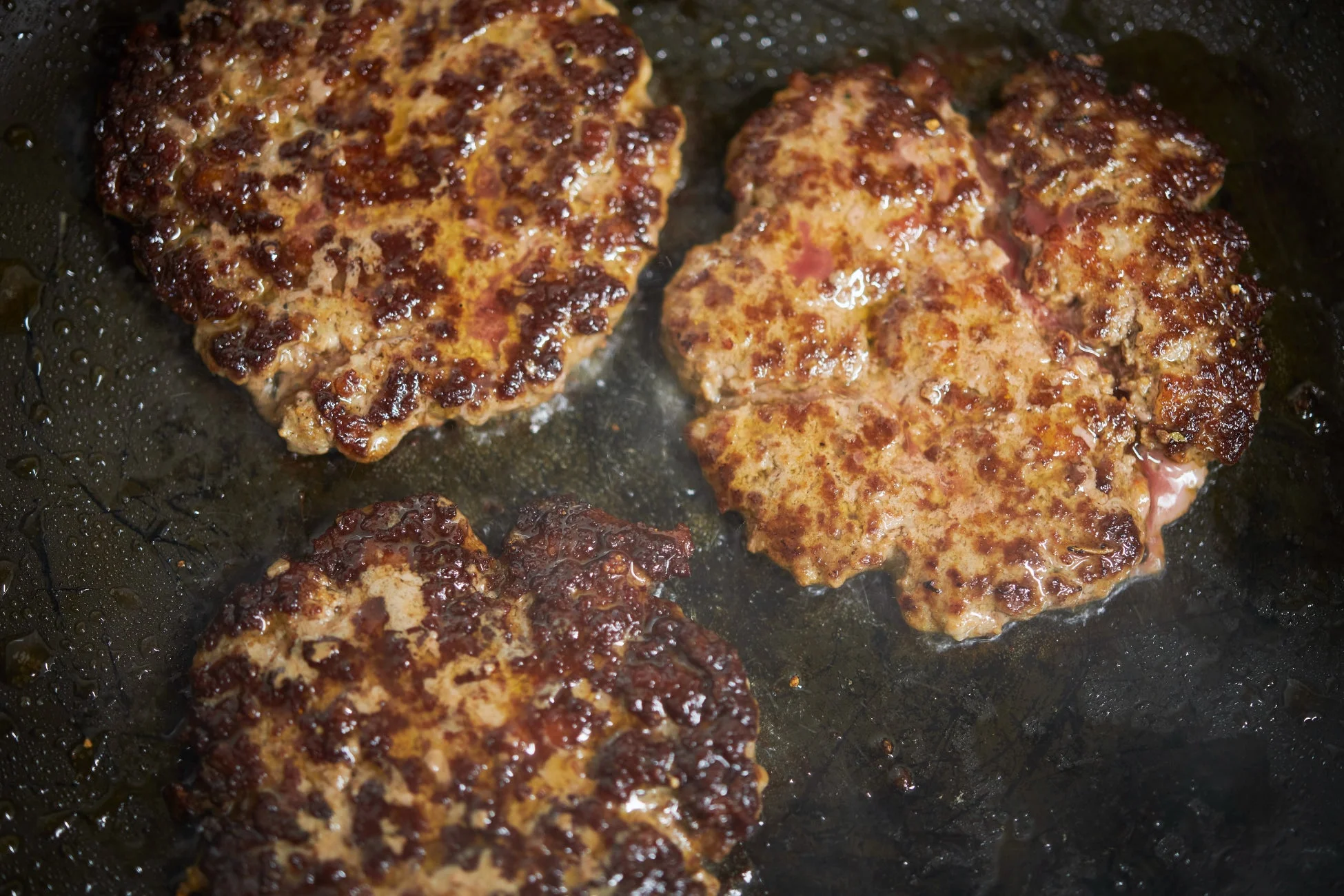 フライパンで焼かれるハンバーグパティ
