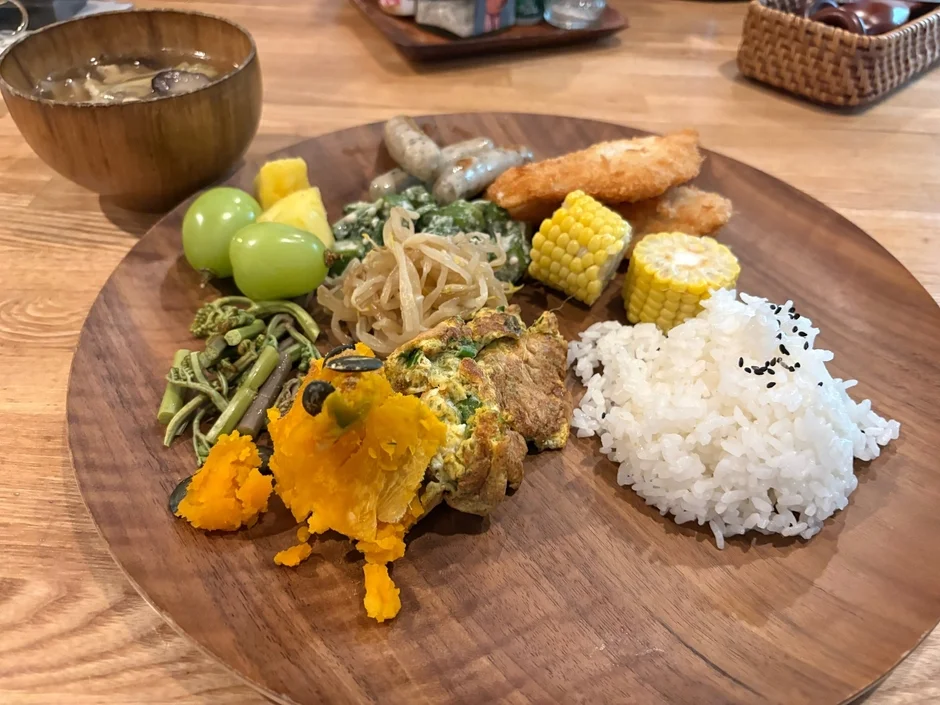 木製プレートに盛られた健康的な食事