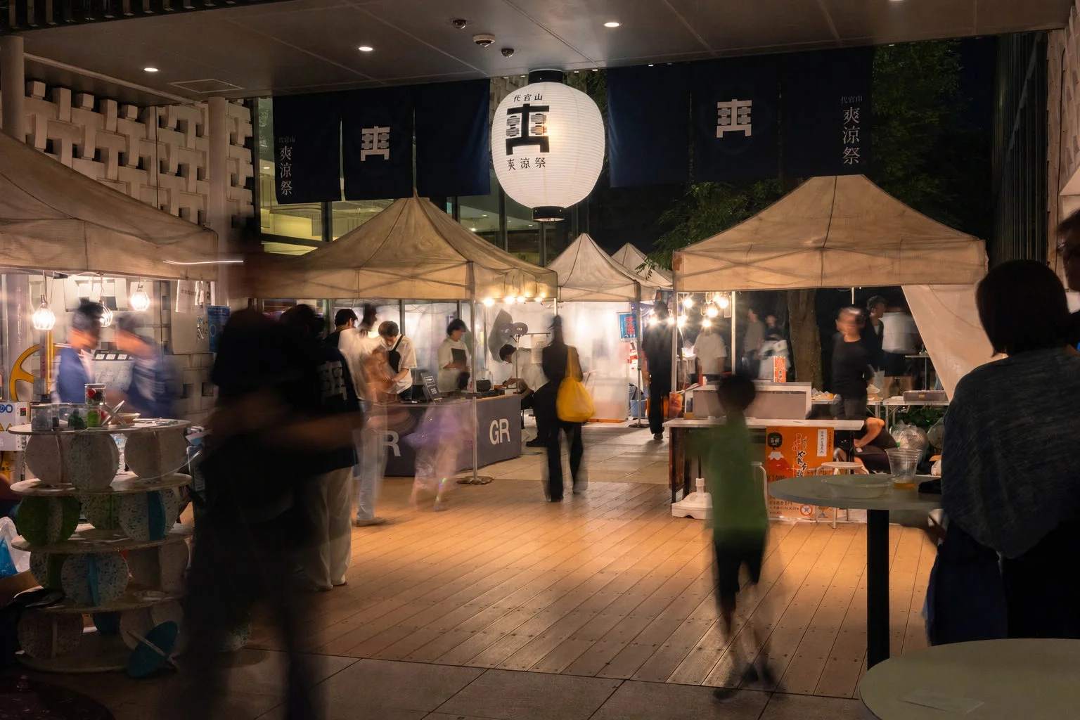 夜の賑やかな縁日の様子