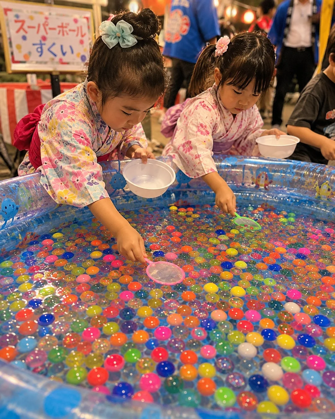 浴衣の子供がスーパーボールすくい