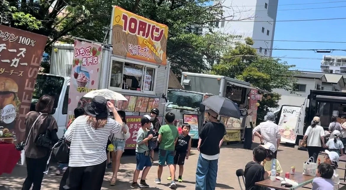 10円パンやいちご専門店の屋台